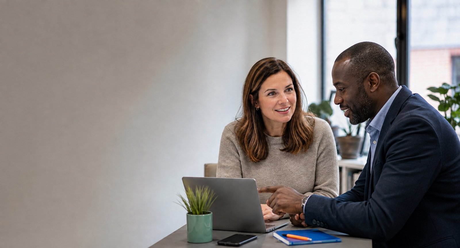 BROel business adviser helping an entrepreneur understand her online business options
