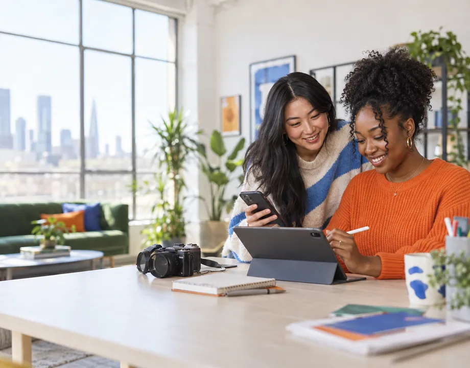 Entrepreneur and BROel social media specialist planning business content together